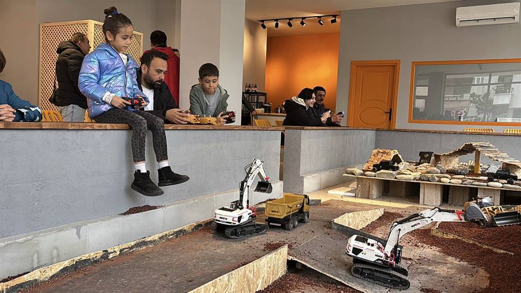 Kafenin ortasına inşaat sahası kurdular: Gençler değil yetişkinler sıraya girdi 4